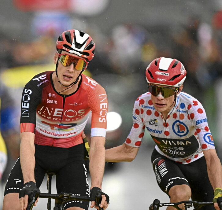 Arensman llegó exhausto a meta con Vingegaard pegado a su rueda.