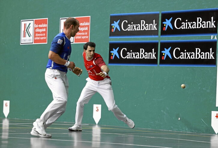 Altunak musika jo zuen eta Aitor Elordik dantza egin zuen, besterik ezean.