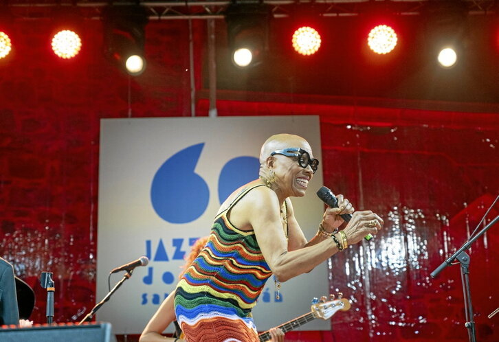 En la imagen superior, Dee Dee Bridgewater. En la inferior, recital de Marc Ribot.