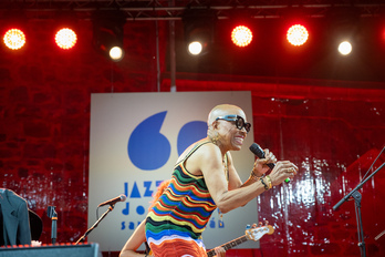 Dee Dee Bridgewater, durante su concierto en la plaza de la Trinidad.