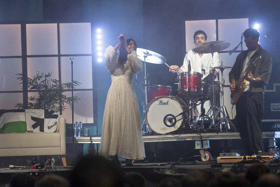 Nogen taldekoak, emanaldian. Nogen taldekoak, emanaldian.