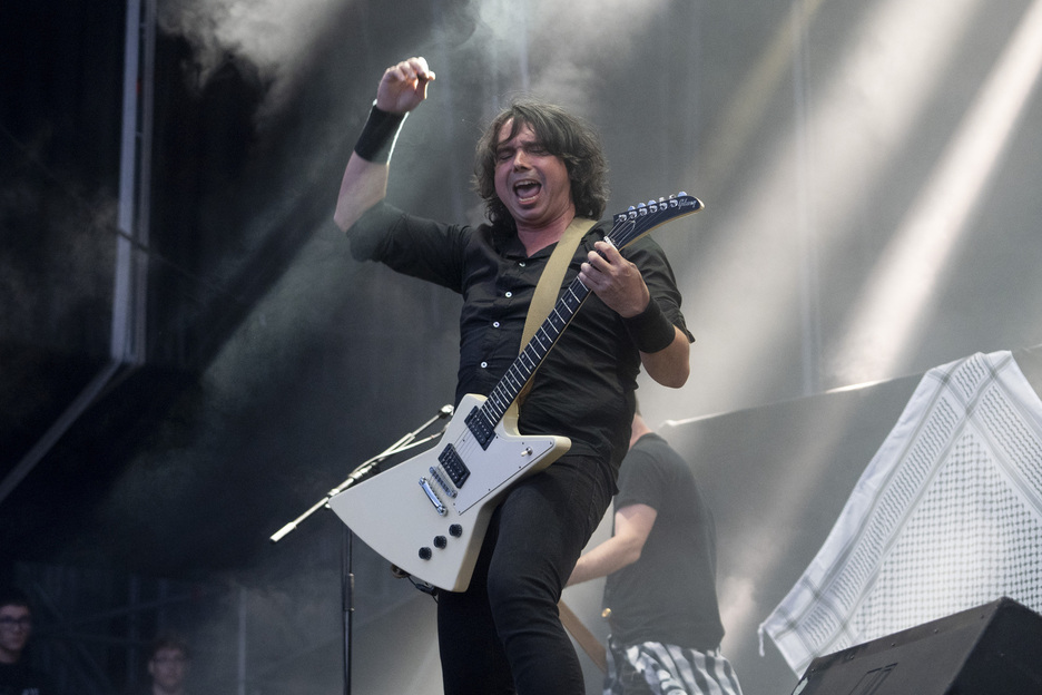 Latzen taldeko Aitor Uriarte. 17 urte eta gero bueltan. «Non Hatortxun baino hobeto?», esan zuen gitarra eta ahots nagusiak. Latzen taldeko Aitor Uriarte. 17 urte eta gero bueltan. «Non Hatortxun baino hobeto?», esan zuen gitarra eta ahots nagusiak.