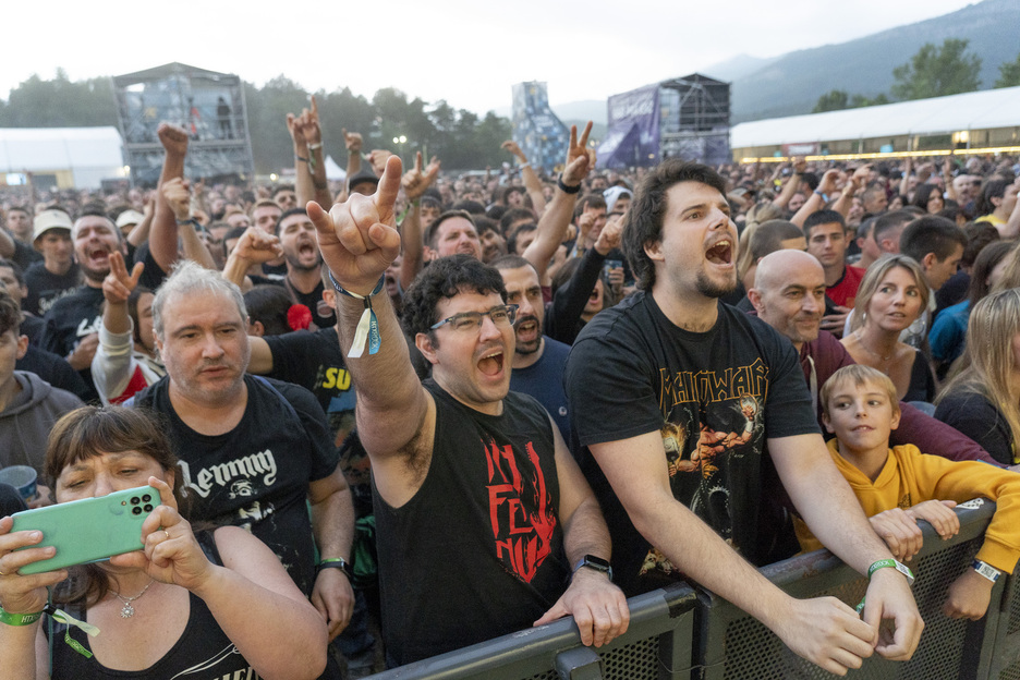 Publikoa, dena ematen. Publikoa, dena ematen.