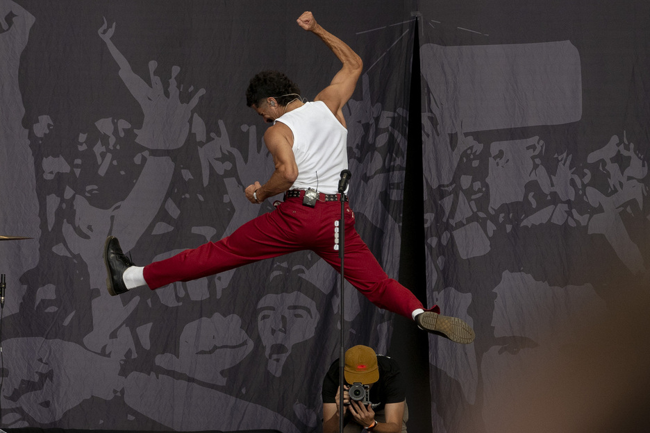 Bulego azkoitiarrak, Etxera oholtzan. Adin tarte zabala egon zen oholtzaren bueltan, denak kantari. Bulego azkoitiarrak, Etxera oholtzan. Adin tarte zabala egon zen oholtzaren bueltan, denak kantari.