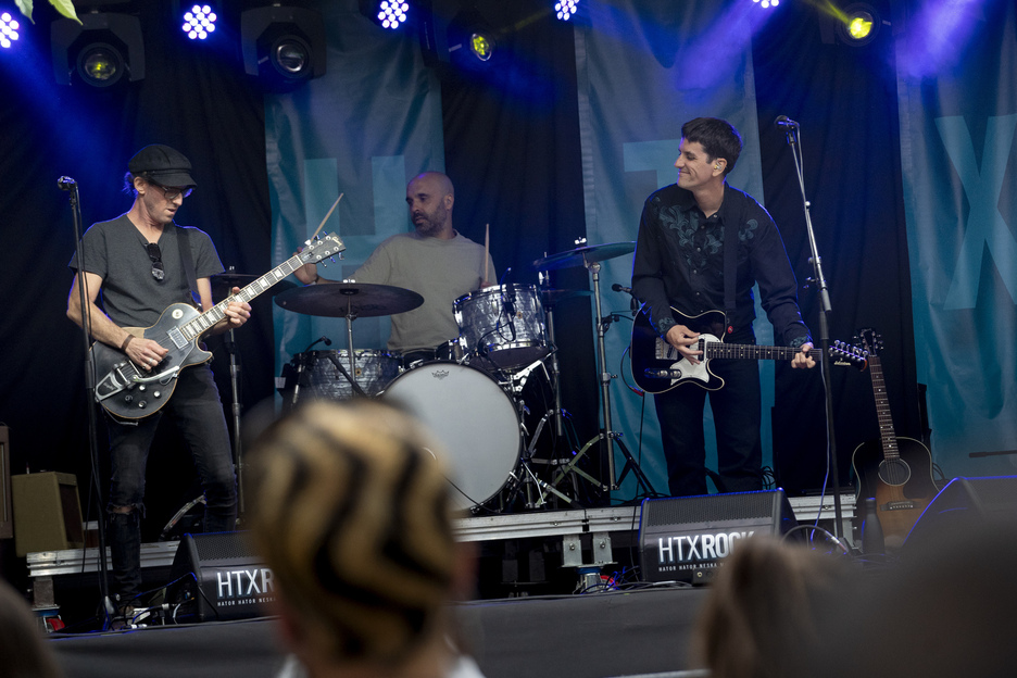 Izaki Gardenak gasteiztarrak egitaraura batu ziren azken orduan, eta giro goxoa sortu zuten Herriye! gunean. Izaki Gardenak gasteiztarrak egitaraura batu ziren azken orduan, eta giro goxoa sortu zuten Herriye! gunean.