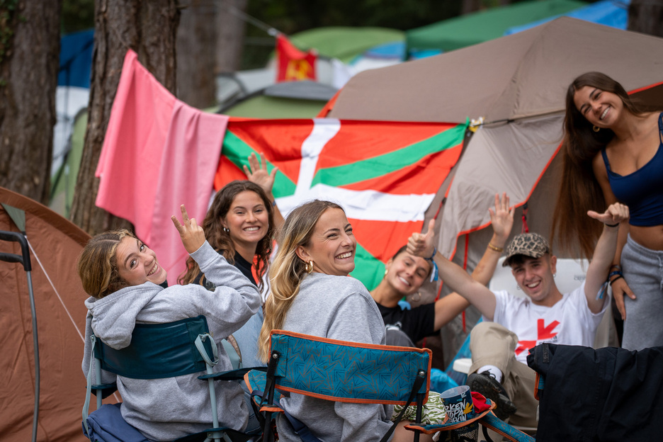 Giro ederra sortzen da kanpinean. Giro ederra sortzen da kanpinean.