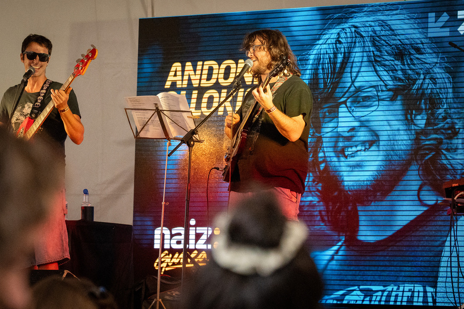 Andoni Ollokiegi, NAIZ Gunean. Presoen gaia lantzen duten kantuekin osatu zuen kontzertua. Andoni Ollokiegi, NAIZ Gunean. Presoen gaia lantzen duten kantuekin osatu zuen kontzertua.
