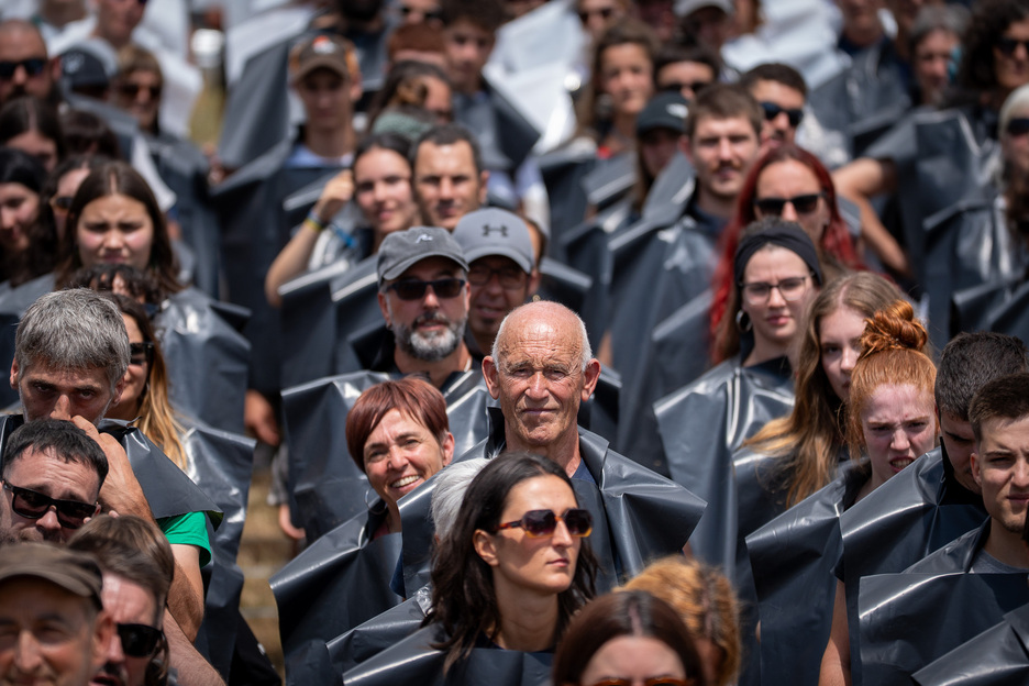 Azken ostiralarekin bat eginez, 1.600 laguneko mosaikoa osatu zuten. Azken ostiralarekin bat eginez, 1.600 laguneko mosaikoa osatu zuten.