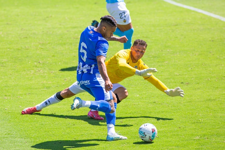 Mariano elude al meta del Castellón para anotar el gol del empate.