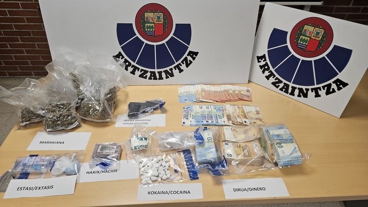 Diferentes estupefacientes, dinero y un arma simulada que la Ertzaintza incautó a un hombre de Errenteria.
