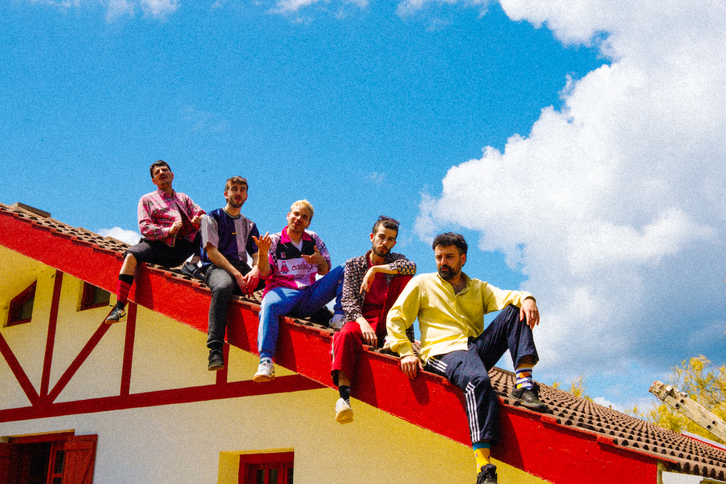 Enbata Lorade taldekoak teilatura igo dira beren burua aurkezteko.