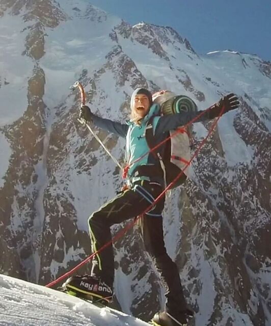 Zortzimilako batean marra bat estilo alpinoan zabaltzen lehen emakumezkoa da Cardell.