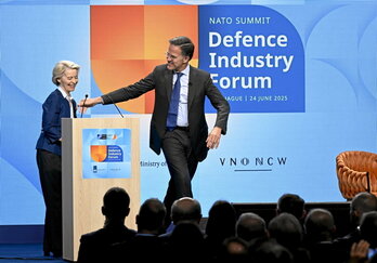 Mark Rutte, secretario general de la OTAN, bromea con la presidenta de la Comisión Europea, Ursula von der Leyen, durante la cumbre de la Alianza Atlántica.
