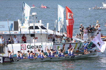 Arraun Lagunak, Getxoko bandera astintzen. 