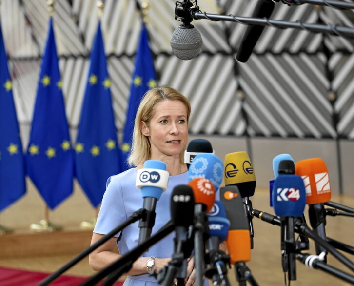 La Alta Representante de la UE, Kaja Kallas. En la página siguiente, vista de un petrolero anclado frente al puerto de Ras Issa en Yemen