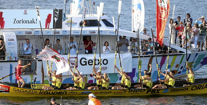 Orioko eskifaia, Getxoko ikurrina astintzen.