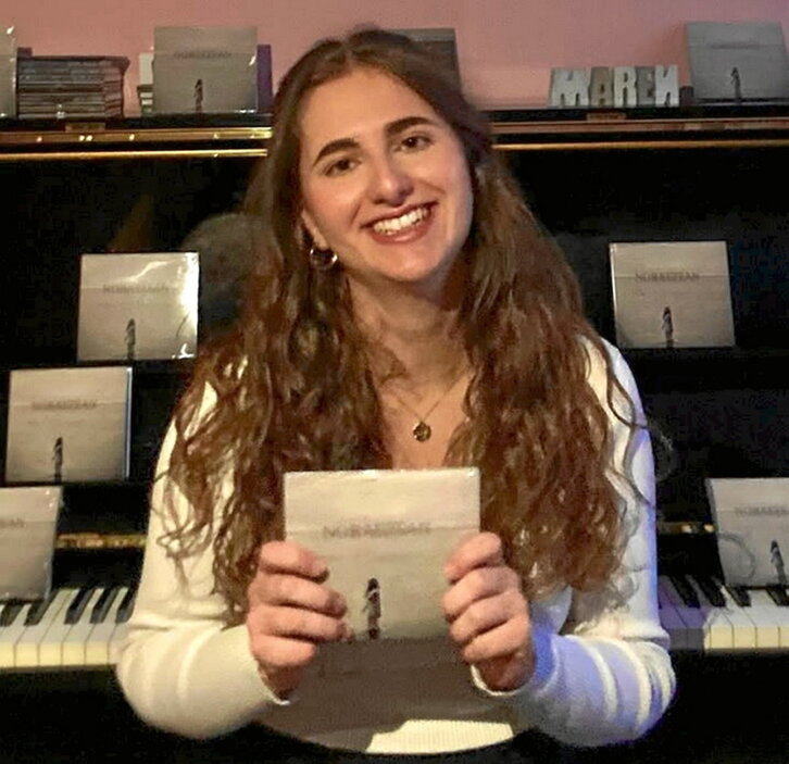 Otegi, atzean bere instrumentua den pianoa duela. AREN OTEGI