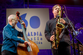 Dave Holland  al contrabajo y Chris Potter con el tenor durante su actuación en la ‘Trini’.