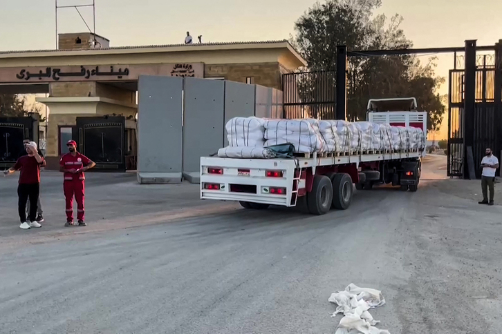 Un camión con ayuda humanitaria entra en Gaza desde territorio egipcio.