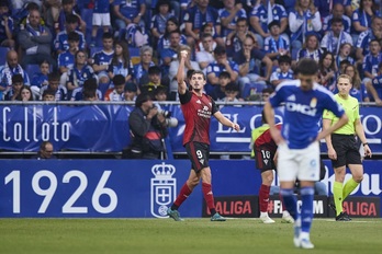 Panichelli celebra un gol del Mirandés en el play off de ascenso contra el Oviedo.