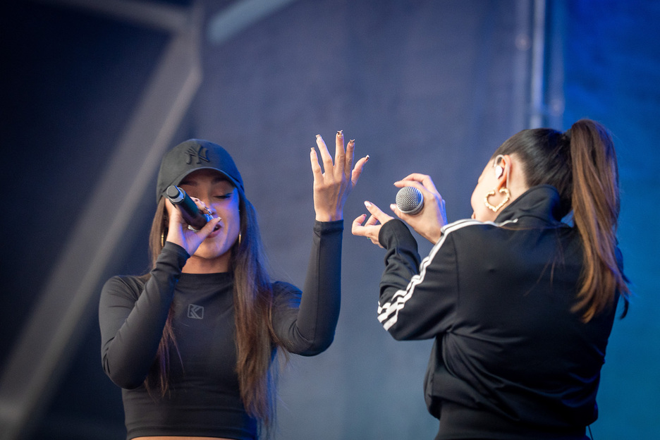 Las Ninyas del Corro Sant Adria de Besoseko rapeatzaileek oihu feminista egin zuten puntako emanaldi batekin. Las Ninyas del Corro Sant Adria de Besoseko rapeatzaileek oihu feminista egin zuten puntako emanaldi batekin.