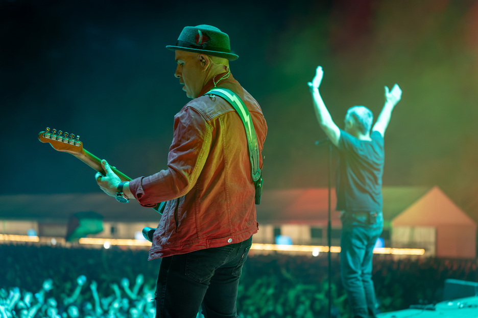 Gatibu taldeak lotsarik gabe dantzatzera gonbidatu zuen. Gatibu taldeak lotsarik gabe dantzatzera gonbidatu zuen.