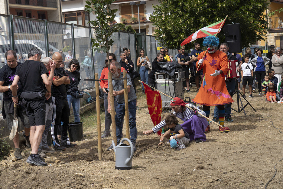 Porrotx eta Ane Piratarekin batera, zuhaitzak landatu zituzten jaialdiko bi lagunen omenez, Fran Balda eta Imanol Azpiroz «Kaixer». Porrotx eta Ane Piratarekin batera, zuhaitzak landatu zituzten jaialdiko bi lagunen omenez, Fran Balda eta Imanol Azpiroz «Kaixer».