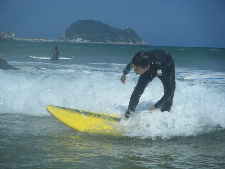 Ez da gerria okertu behar, belaunak baizik, eta, buruak beti ipurdiak baino gorago egon behar du.