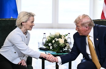 Ursula von der Leyen y Donald Trump se estrechan las manos en una comparecencia antes de su reunión.