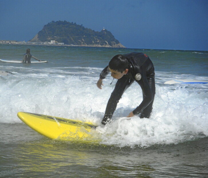 Ez da gerria okertu behar, belunak baizik, eta,buruak beti ipurdiak baino gorago egon behar du.