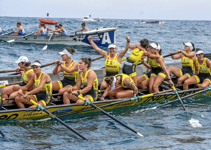 En esta imagen de archivo, la embarcación de Orio celebra la primera bandera del verano; ayer repitieron triunfo en Castro.