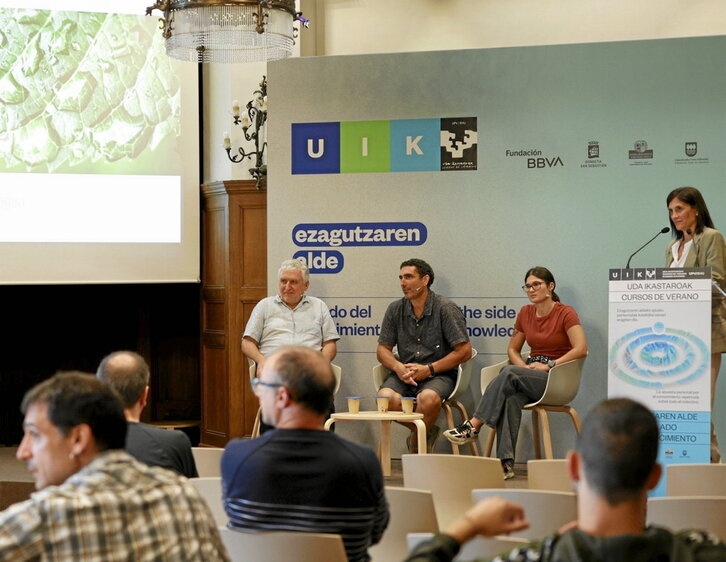 Jesús Julio Camarero Martínez, Sylvain Delzon, Laura Arnal Roig y Leire Salaberria Isasi, en el curso de verano de EHU «Los árboles y el agua».
