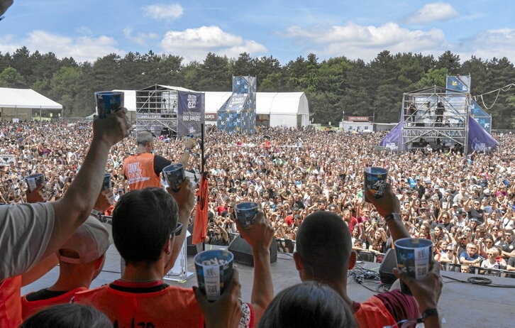 Antolakuntzako kideen eta publikoaren arteko azken topa.