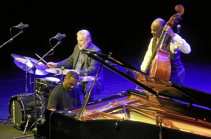 Arriba, Oscar Peterson Centennial Concert. Abajo, Chicuelo y Marco Mezquida.