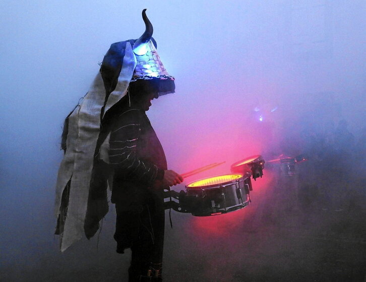 Deabru Beltzak taldearen azken ikuskizuna da «Su talka».