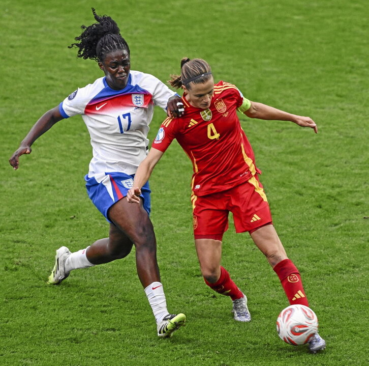 Russo celebra el gol del empate con sus compañeras ante una abatida Olga.