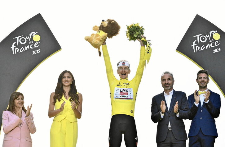 Tadej Pogačar celebra en los Campos Elíseos su cuarto Tour.