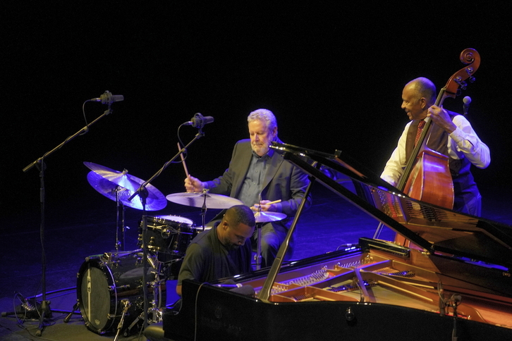 El pianista Sullivan Fortner, el contrabajista John Clayton y Jeff Hamilton a la batería.