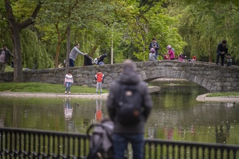 Familias en un parque de Gasteiz.