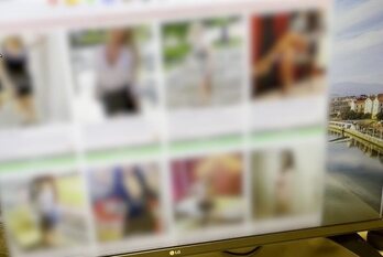 El hombre estafaba a través de anuncios falsos de servicios sexuales.