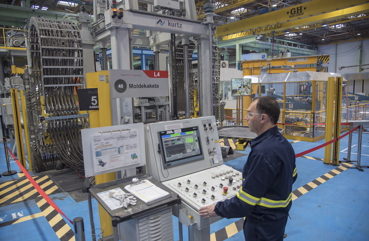 Imagen de archivo de un trabajador en Fagor Ederlan.