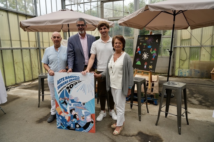 Eneko Goia alkatea eta Jon Insausti zinegotzia, Elikagaien Bankuko eta Amara Berri Auzo Elkarteko ordezkariekin, Aste Nagusiko programazioaren aurkezpenean.