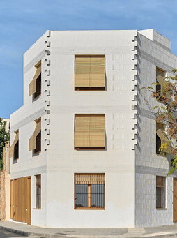 En la primera imagen y en la última, envolvente exterior de las once viviendas públicas. En la segunda fotografía, patio de transición entre la medianera y el volumen construido y, en la tercera, espacialidad de las escenas interiores.