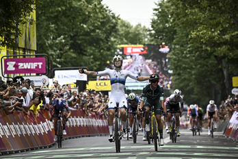 Lorena Wiebes azkarrena izan da Angerseko helmugan.