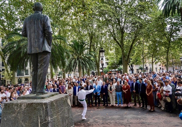 El presidente del EBB, Aitor Esteban, ha recibido la txapela del dantzari en el 130 aniversario del PNV.