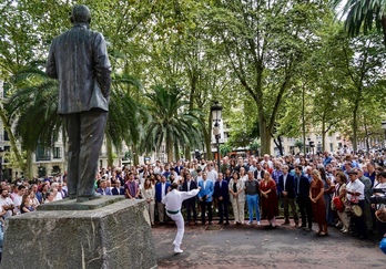 El presidente del EBB, Aitor Esteban, ha recibido la txapela del dantzari en el 130 aniversario del PNV.