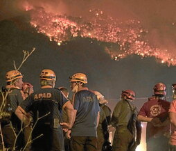 Bomberos combaten un incendio en Turquía.