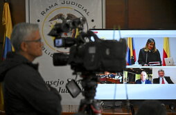 Medios de comunicación siguieron la lectura del histórico fallo judicial desde una sala habilitada para los periodistas.