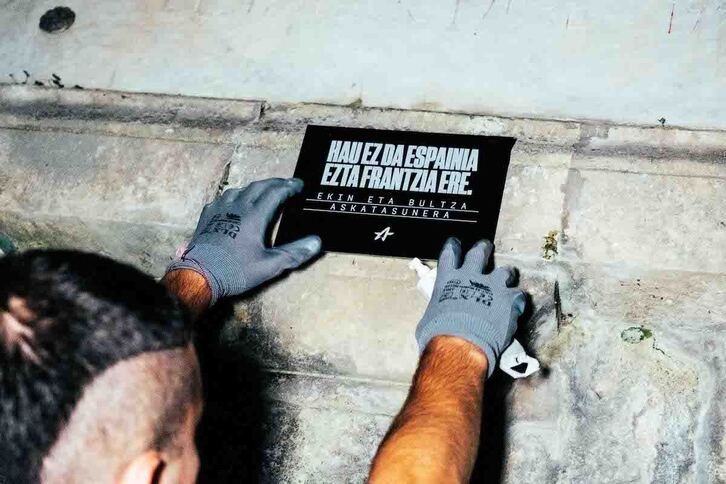 Faisaien uhartean Ernaik jarritako plaka.