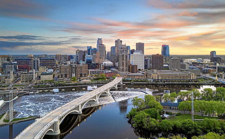 Mississippi ibaia doa Minneapolis erditik. Stone Arch Bridge da bere ikono ezagunena. (Sean Pavone | Getty Images)